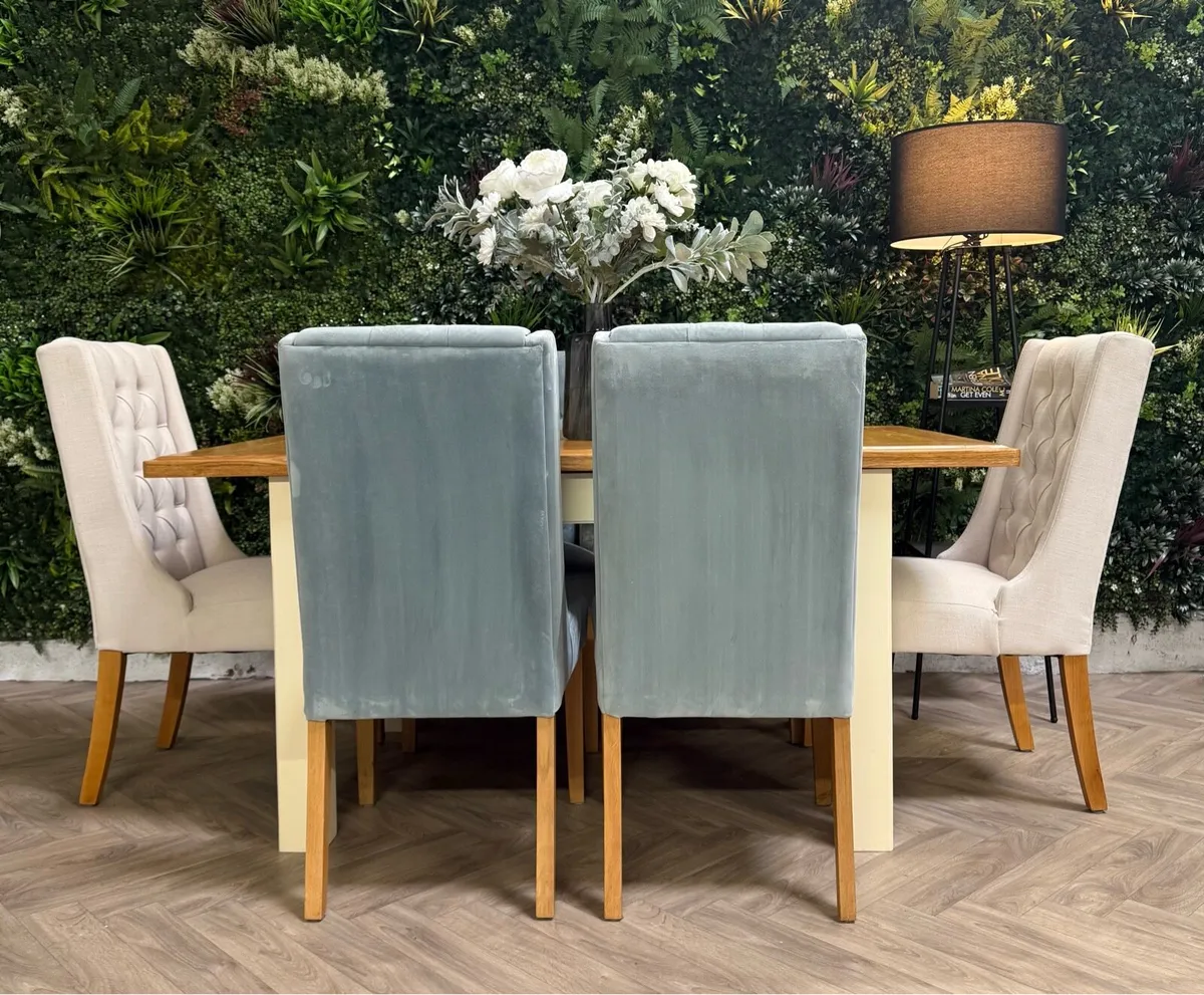 Extending oak kitchen table & 6 chairs - Image 3