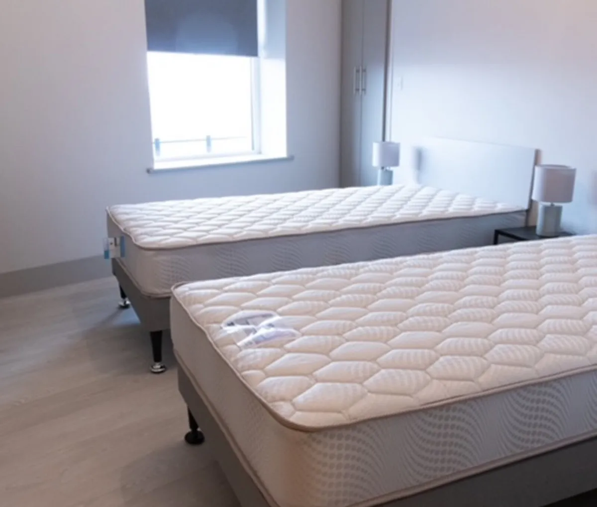 Single bed with mattress - Image 1