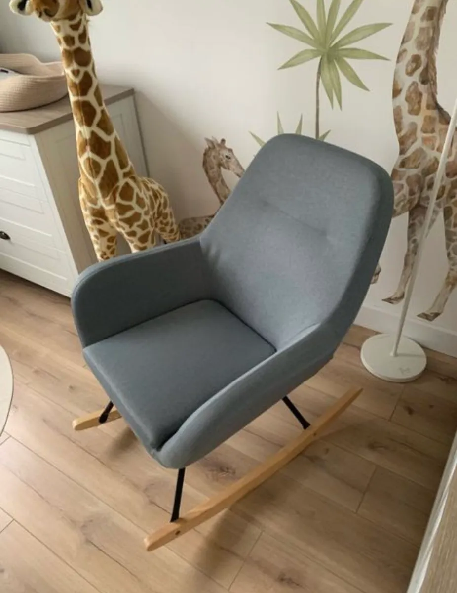 ROCKING CHAIR - like new - Image 1