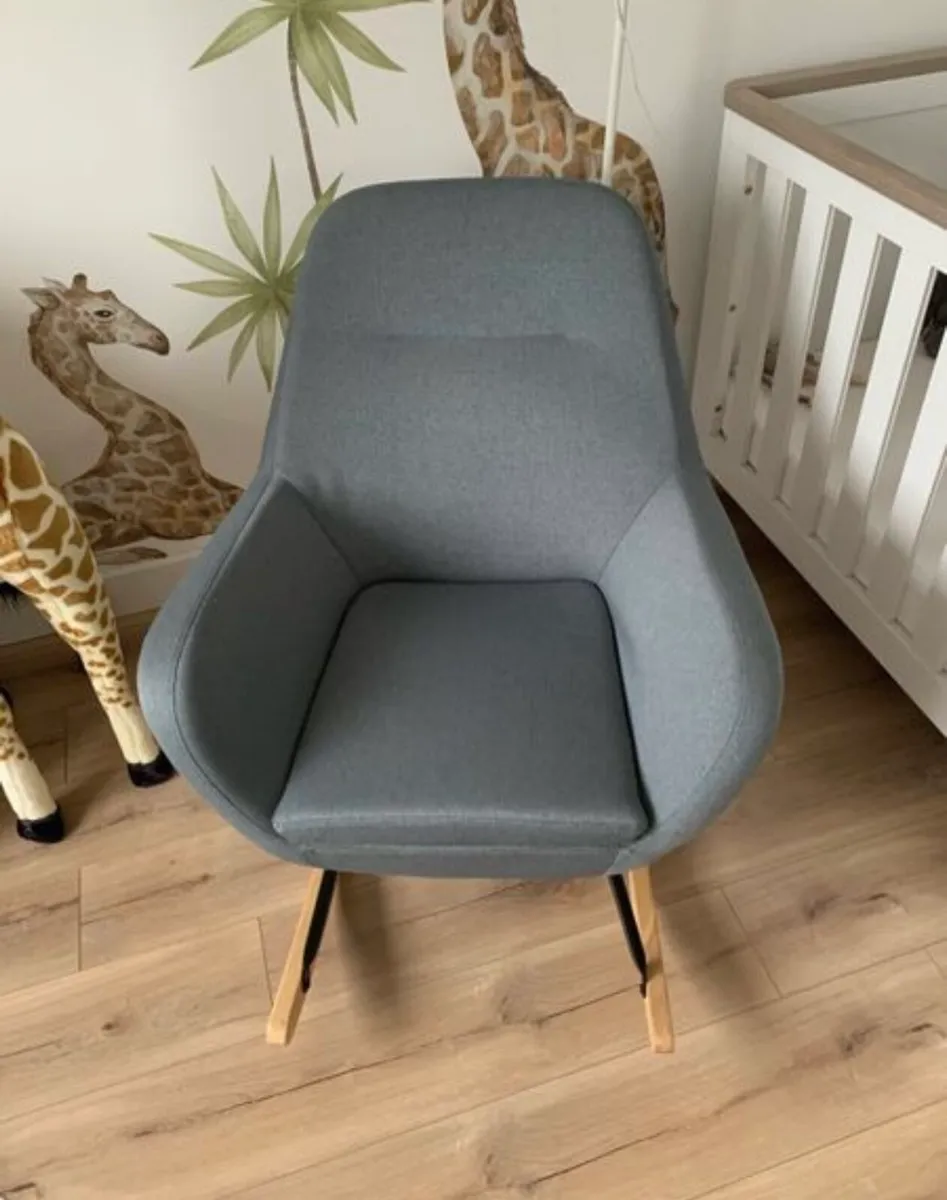 ROCKING CHAIR - like new - Image 2