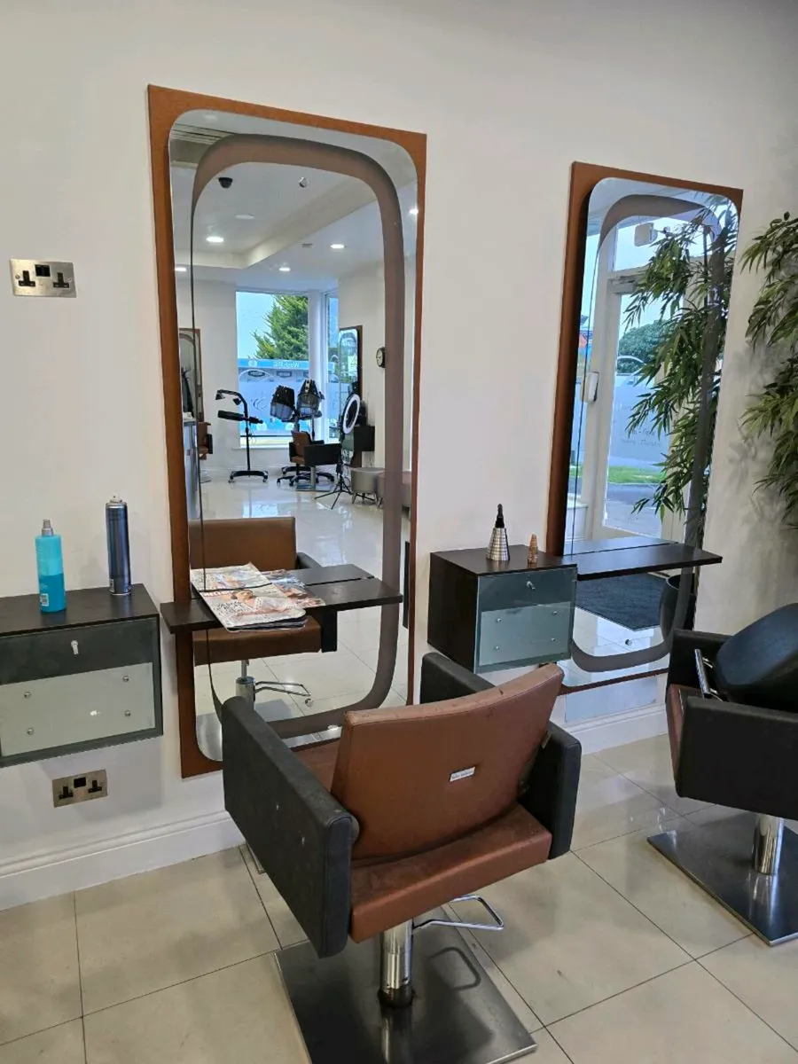 Hairdresser equipment - Image 1