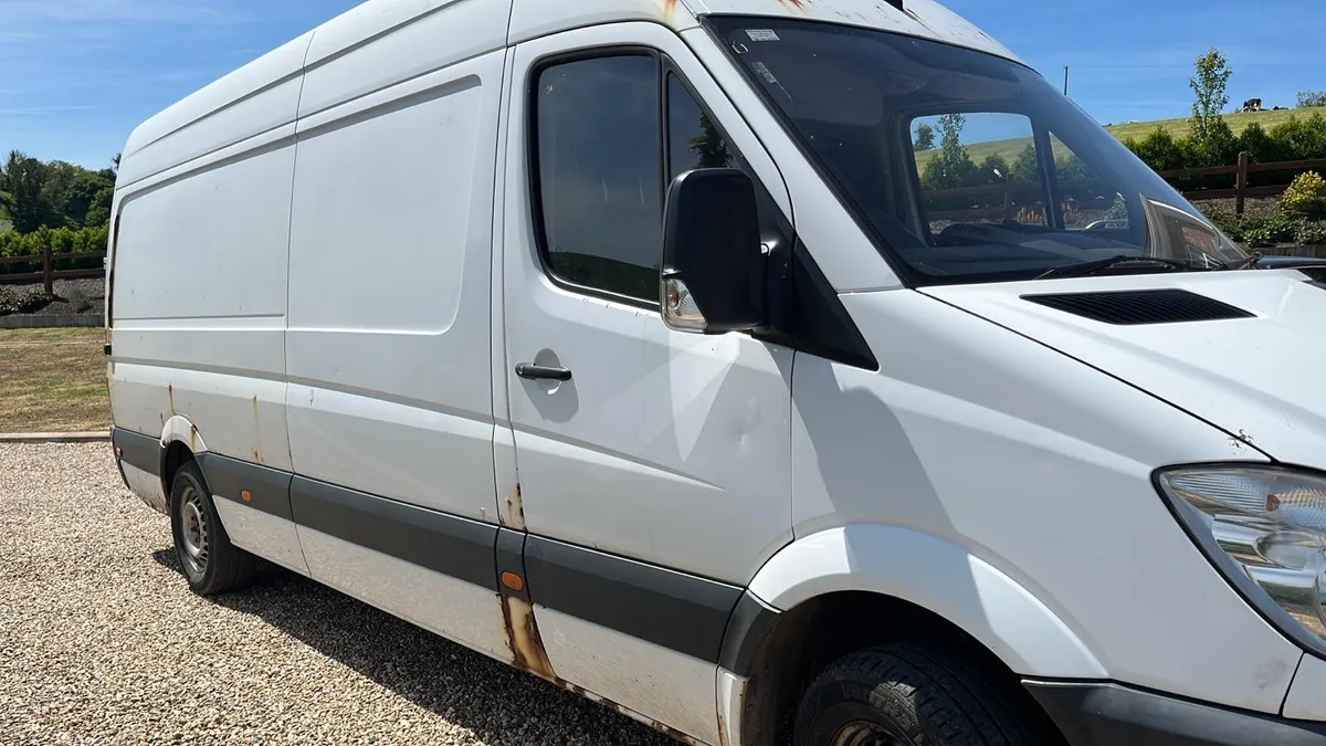 Mercedes Sprinter fir breaking - Image 2