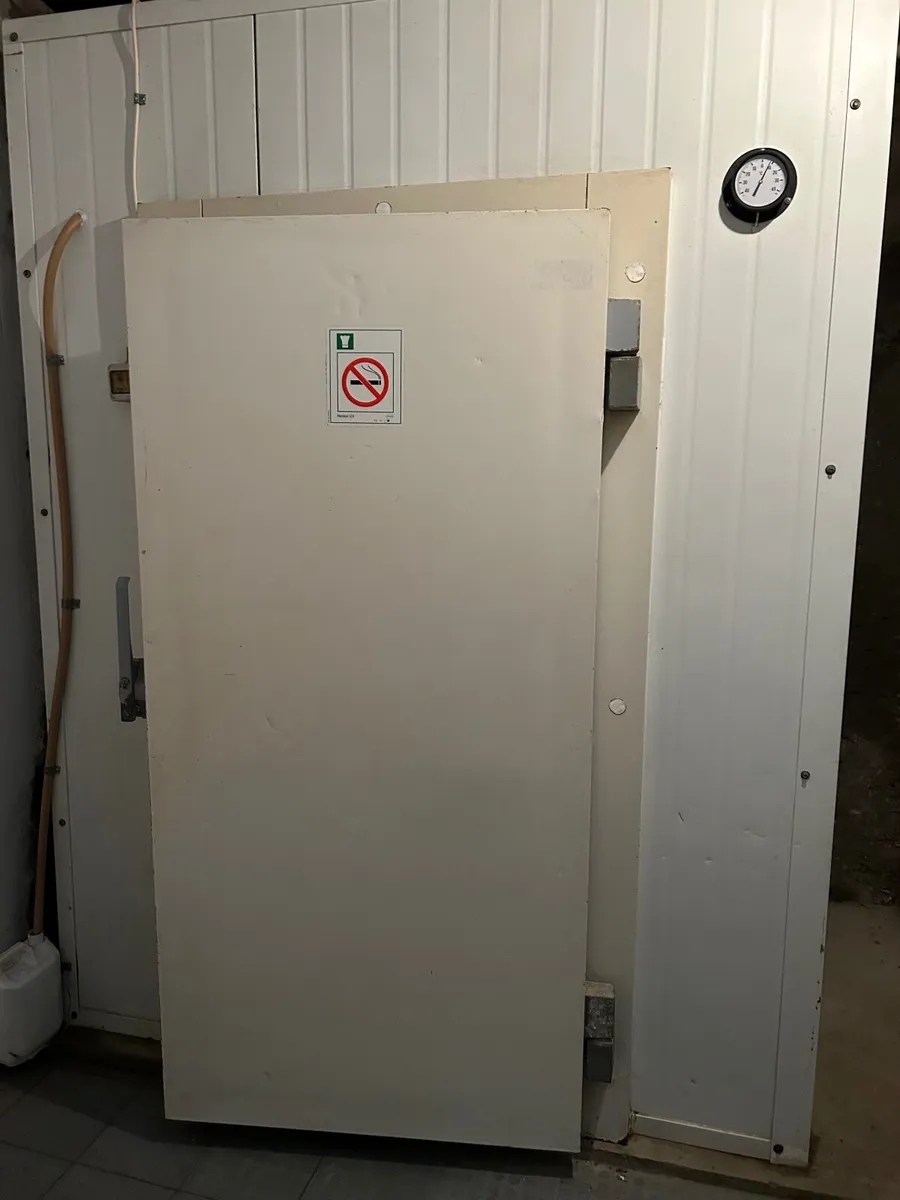 8ft x4 ft Cooler - Image 1