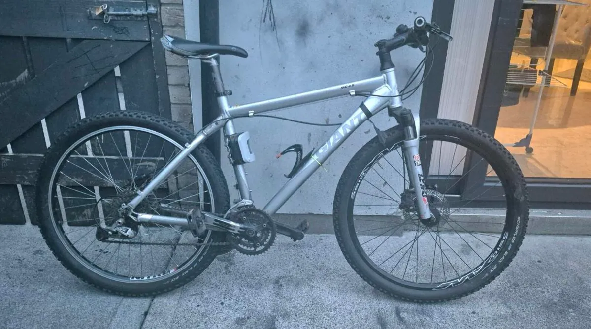 ADULTS GIANT XTC 4.5 MOUNTAIN BIKE.27.5 HARD TAIL - Image 1