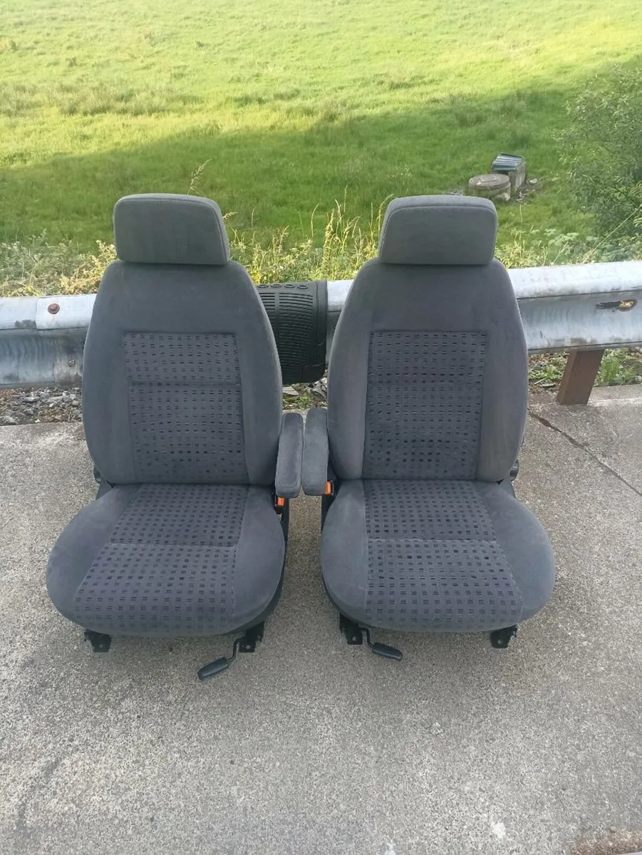 Swivel seats - Image 1