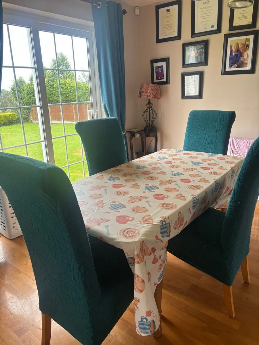Table and 4 chairs - Image 1