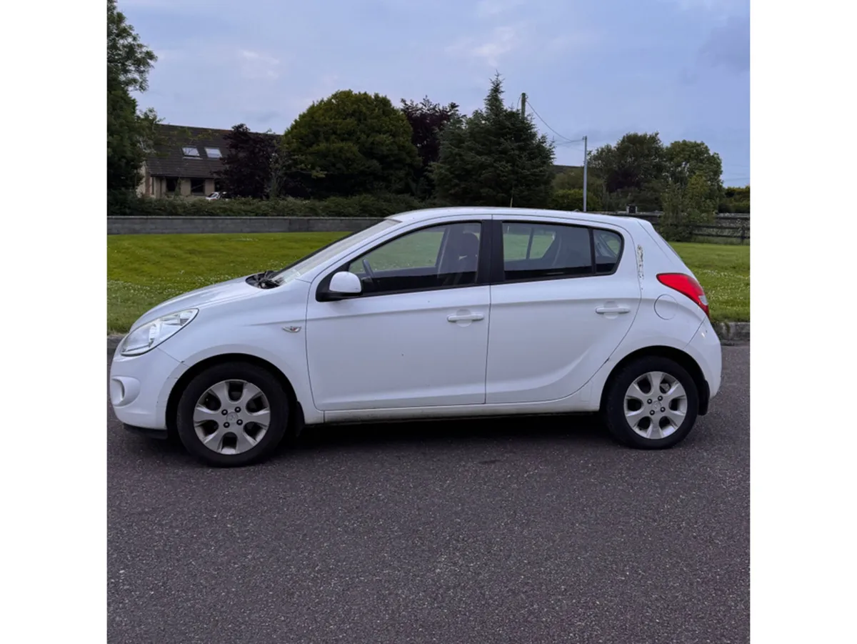Hyundai i20 1.2 DE LUXURY 5DR - Image 4