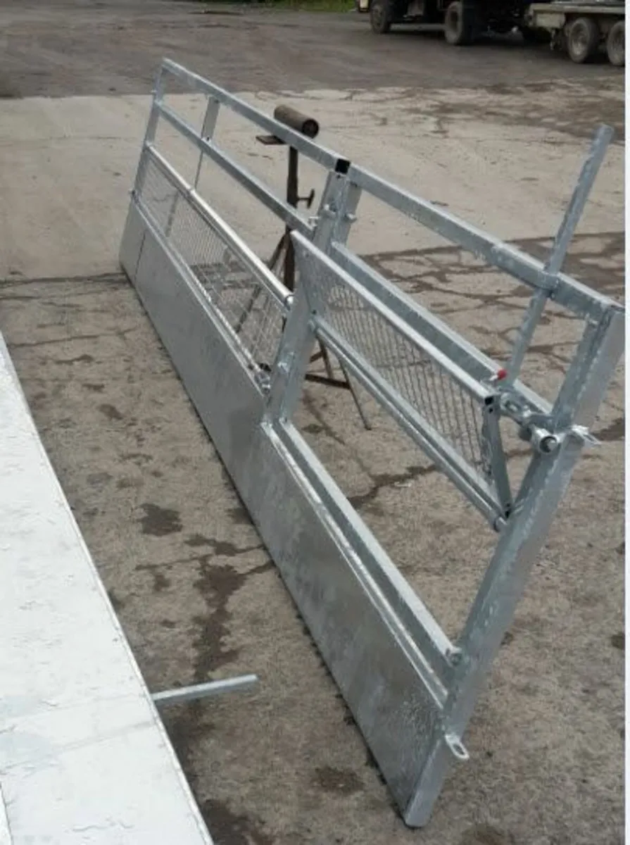 Horizontal feed rail barriers - Image 1