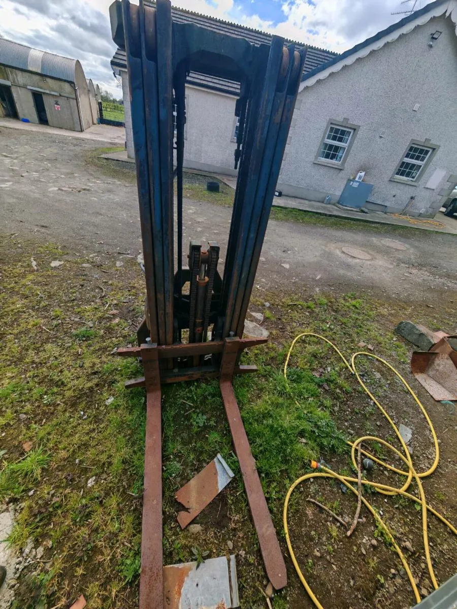 Forklift Mast - Image 1