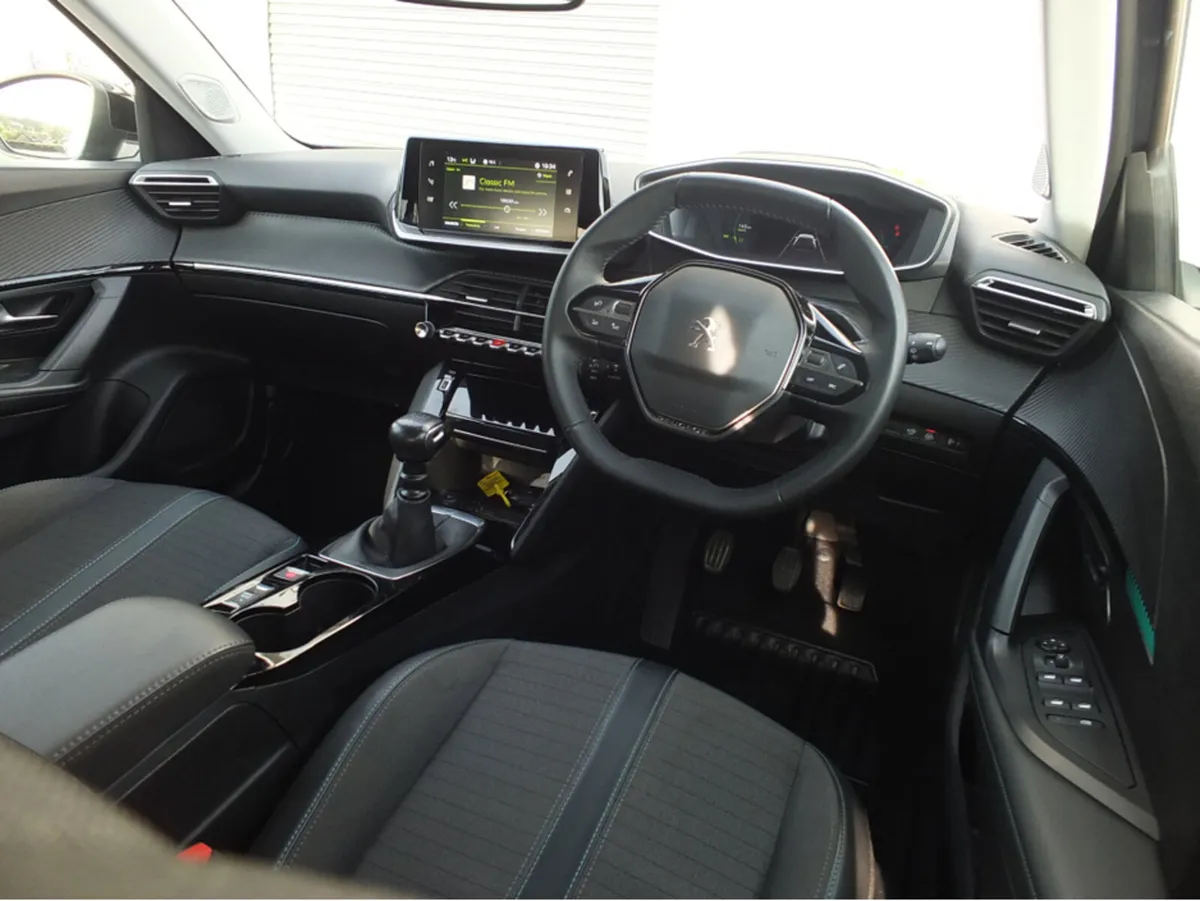 Peugeot 2008 1.2 Allure - Image 4