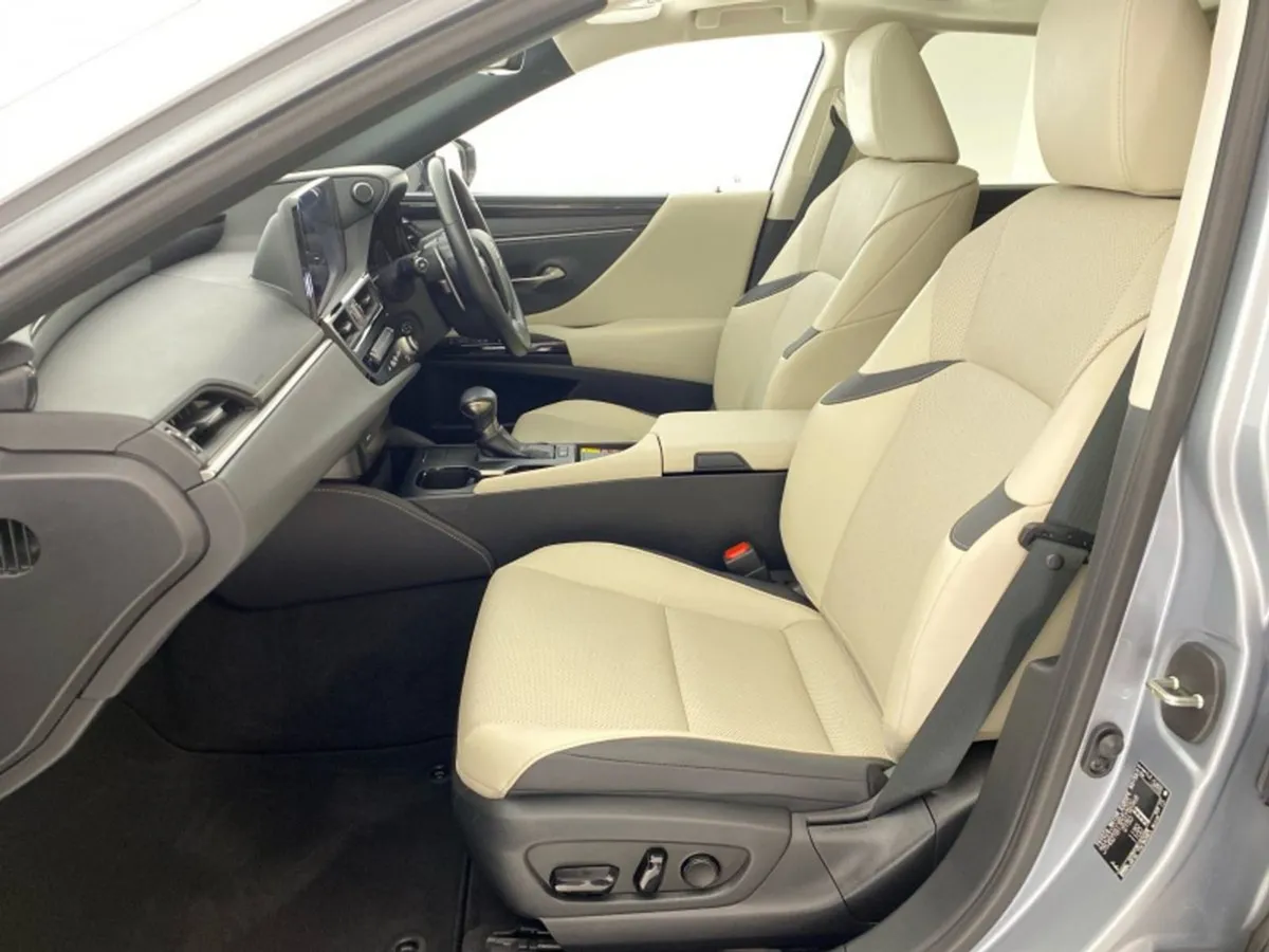 Lexus ES 300h Dynamic - Image 2