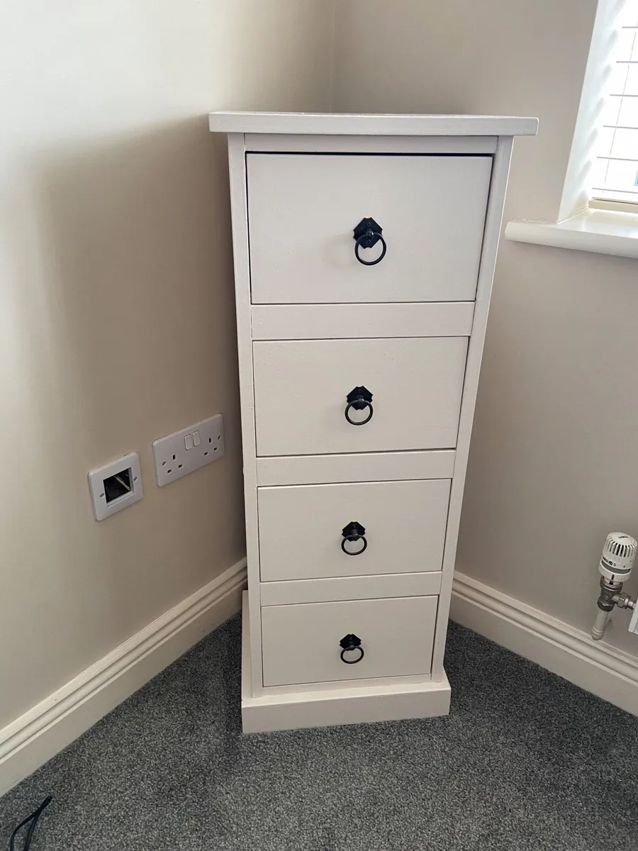 Tall boy chest of draws
