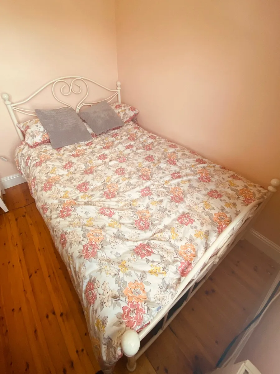Bed (frame and mattress included) - Image 1