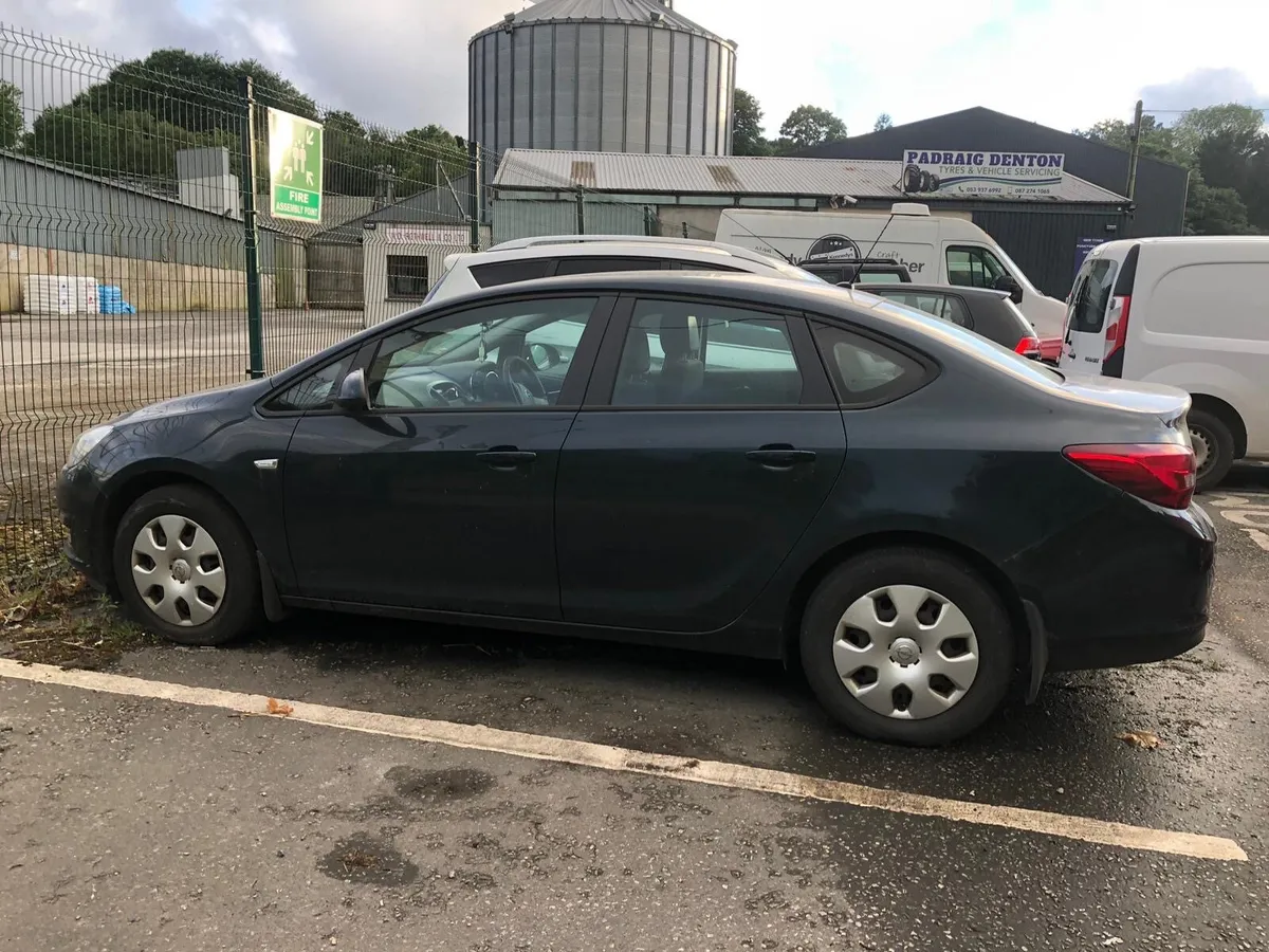 Astra J Saloon for breaking or repair(needs engine - Image 1