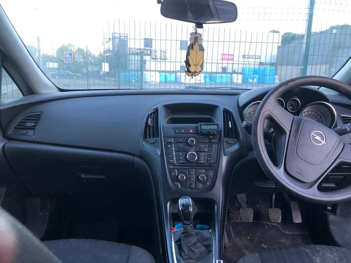 Astra J Saloon for breaking or repair(needs engine - Image 2