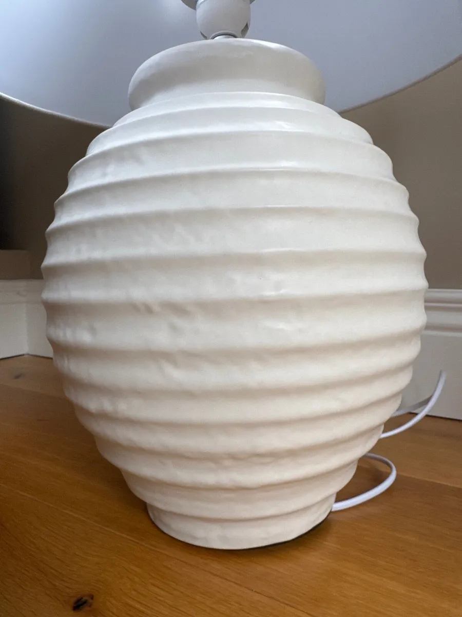 2x Beautiful sideboard/ bedside lamps & shades - Image 2
