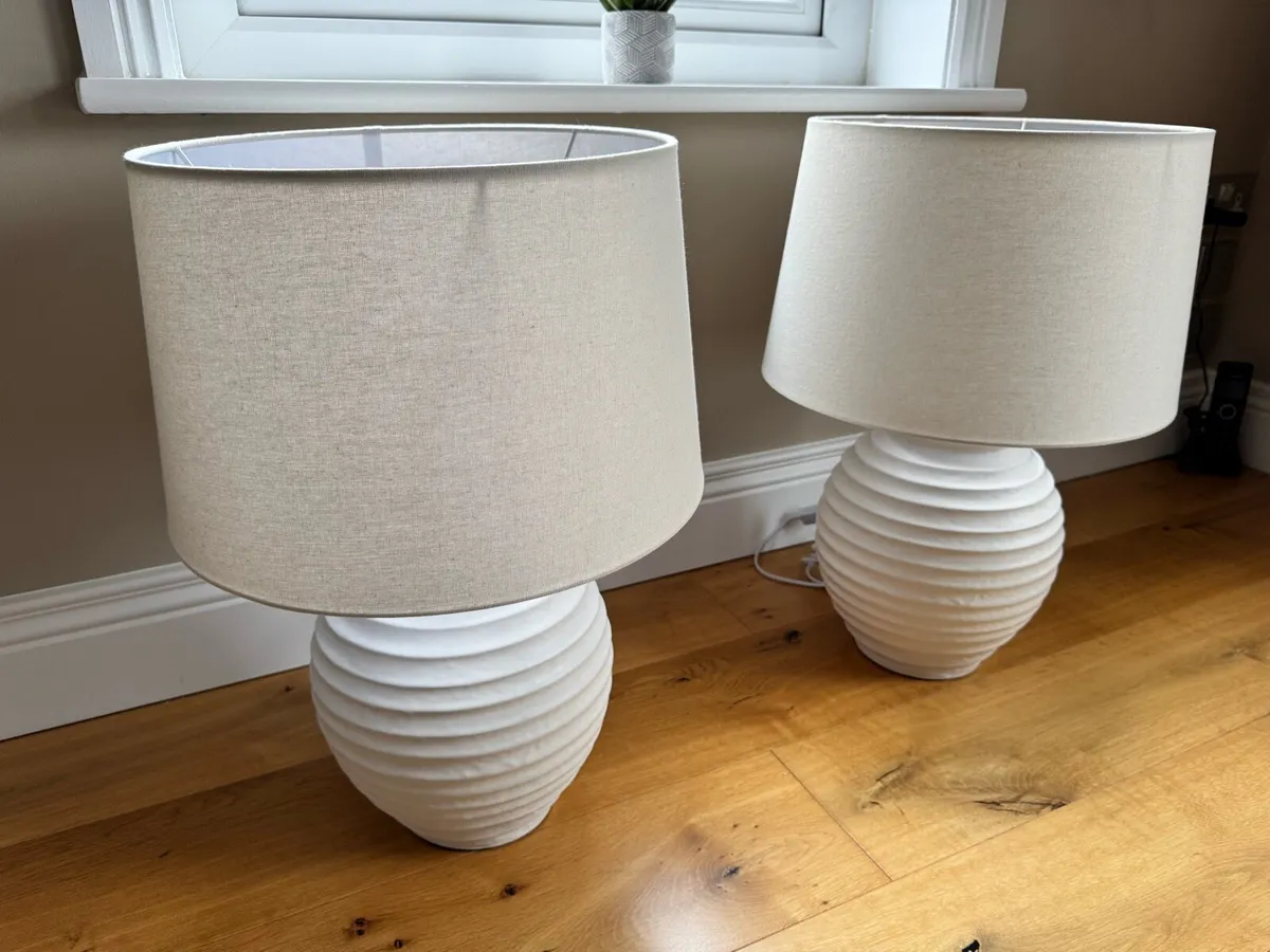 2x Beautiful sideboard/ bedside lamps & shades - Image 1