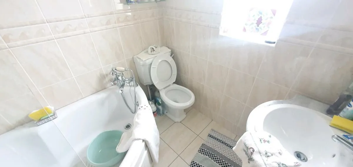 Corner Bath and glass screen - Image 1
