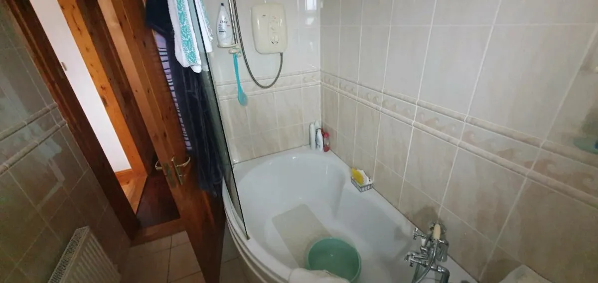 Corner Bath and glass screen - Image 2