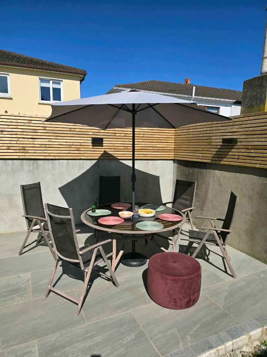 Patio table and chairs - Image 1