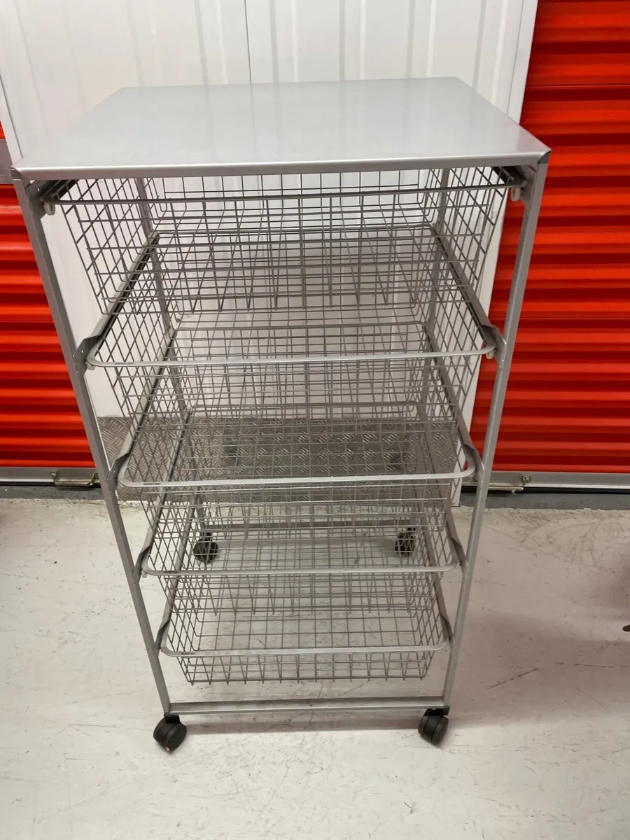 Storage unit on wheels - Image 1