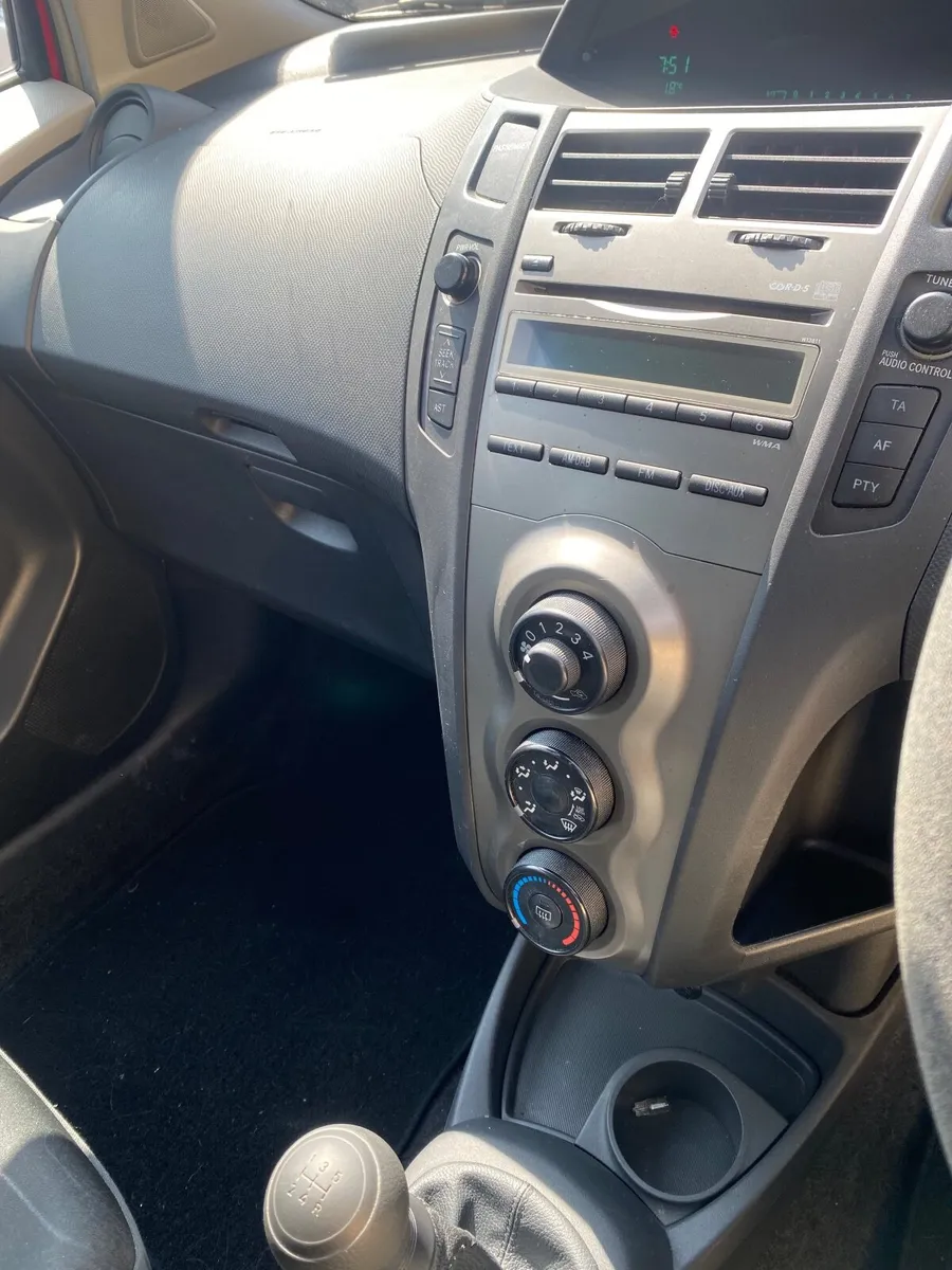 Toyota Yaris 2011 - Image 2