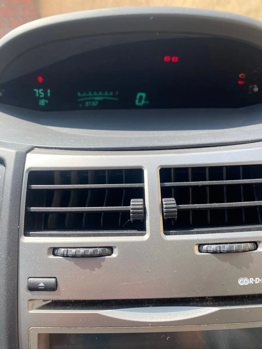 Toyota Yaris 2011 - Image 3