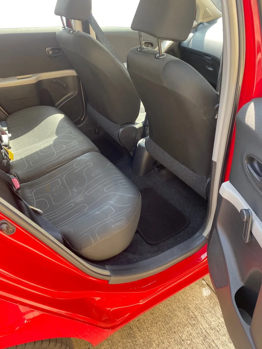 Toyota Yaris 2011 - Image 4