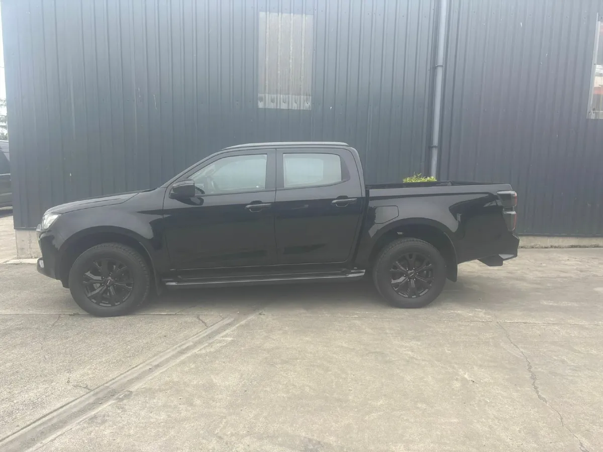 Isuzu D-Max 2023 Fresh DOE Auto - Image 3
