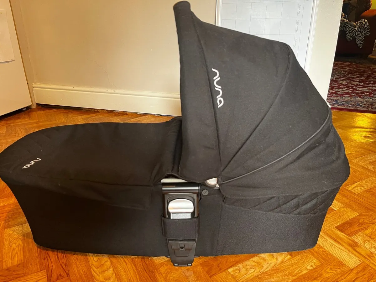 Nuna Mixx buggy and bassinet - Image 2
