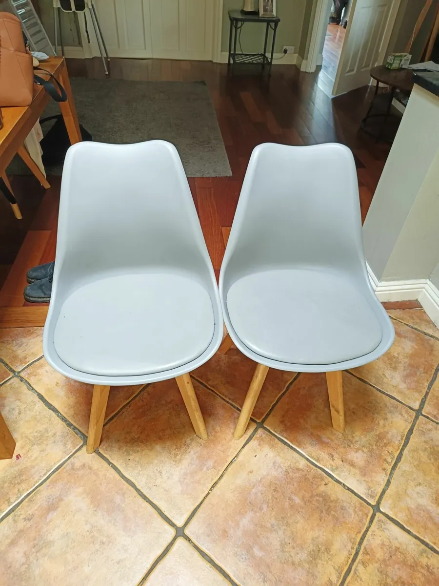 Kitchen table and chairs - Image 2