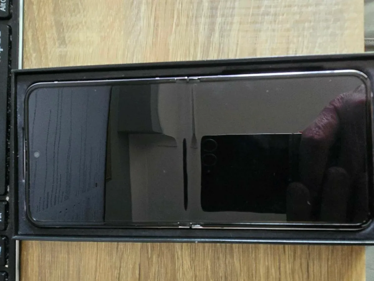 Samsung Galaxy Z flip 5 plus buds 3 pro - Image 3