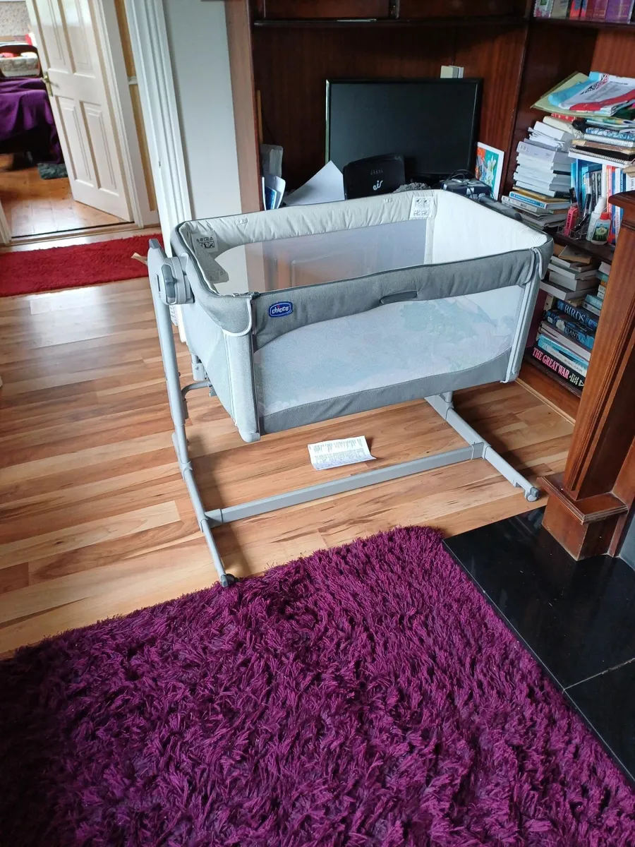 A childs "Chico" next to me magic evo bedside crib - Image 1