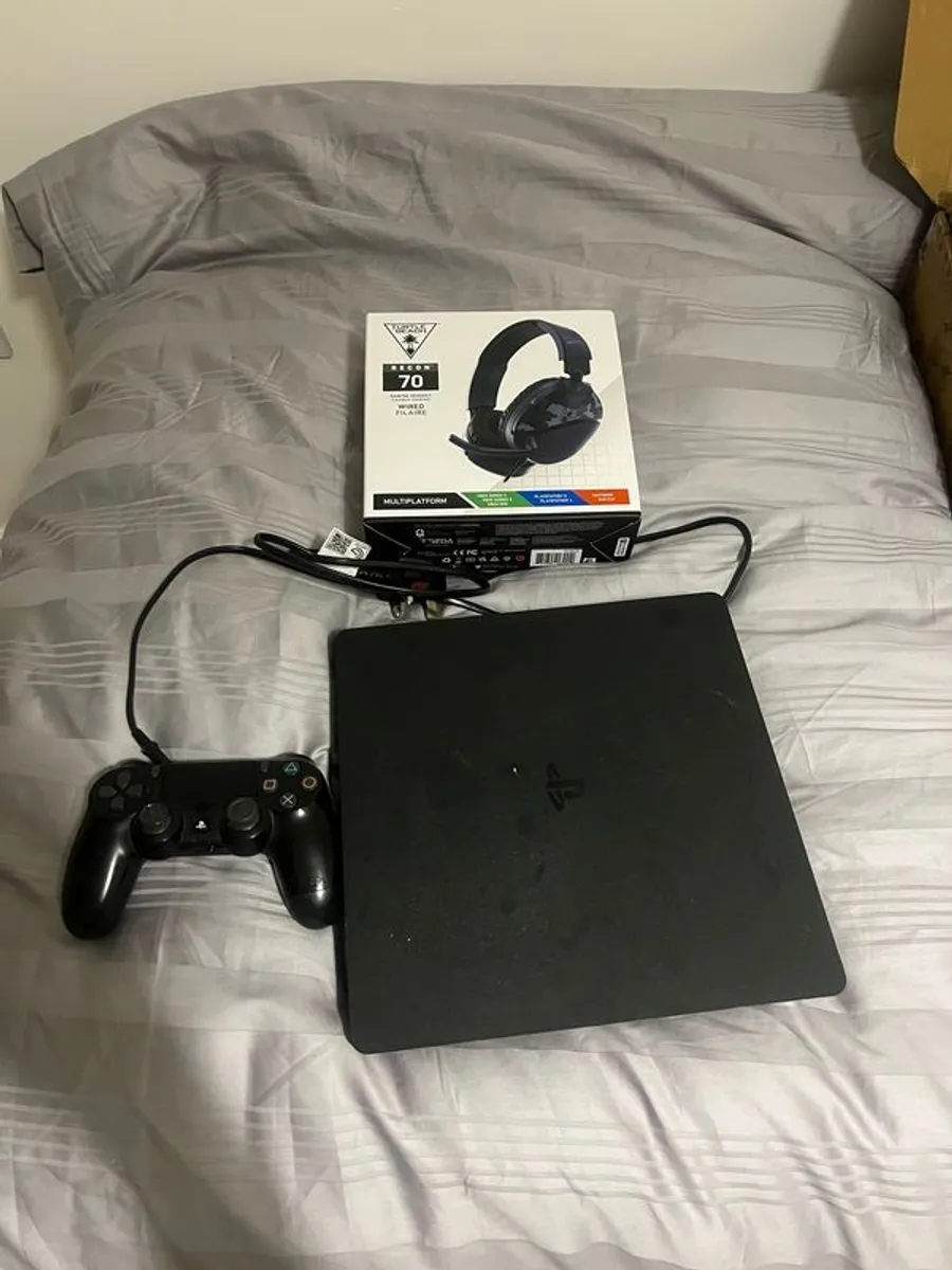 PlayStation 4 + Headset - Image 1