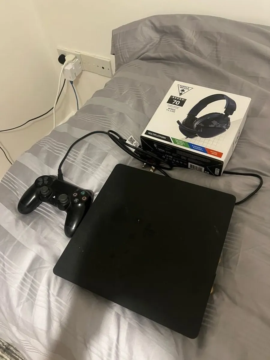 PlayStation 4 + Headset - Image 2