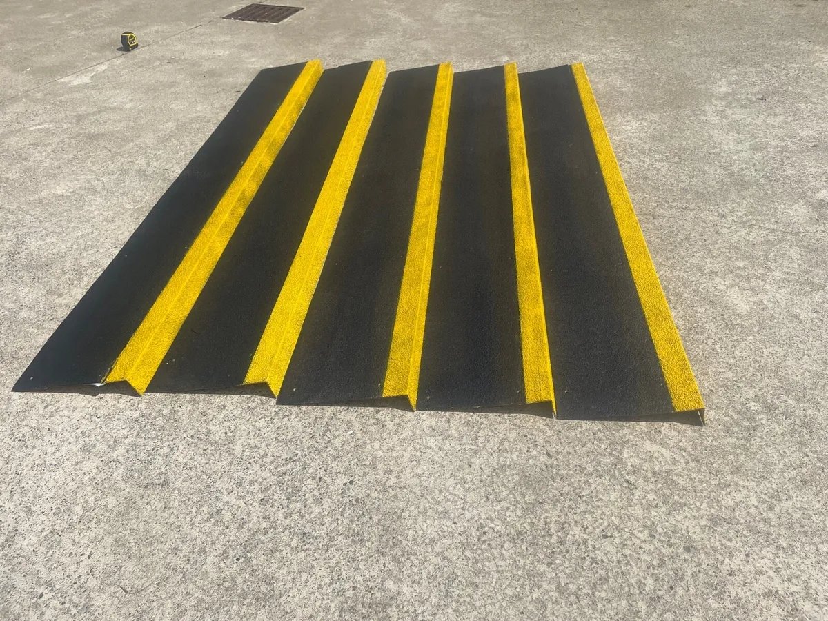Anti slip GRP step tread - Image 1