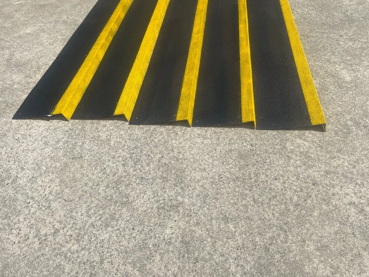 Anti slip GRP step tread - Image 2