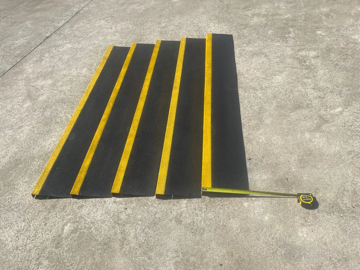 Anti slip GRP step tread - Image 3