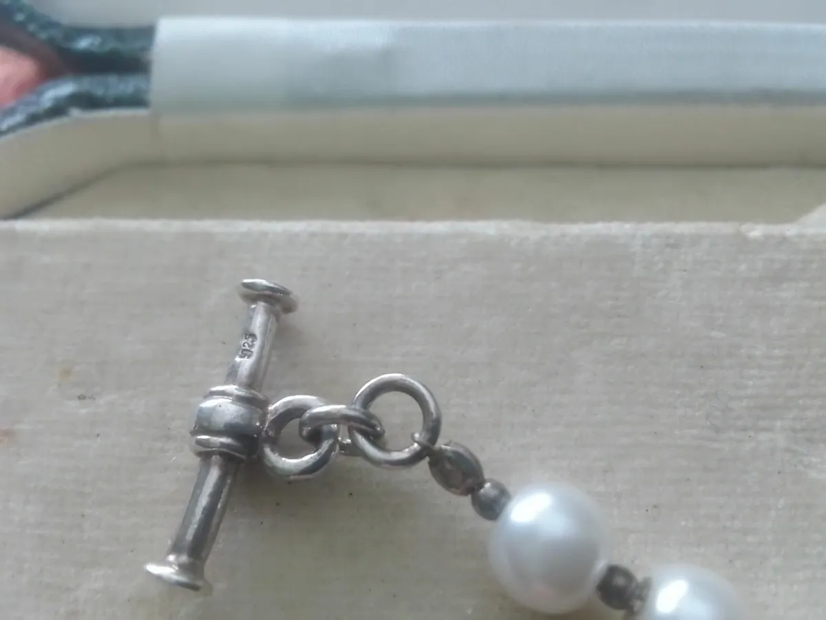 VINTAGE STERLING SILVER FRESHWATER PEARL BRACELET - Image 2