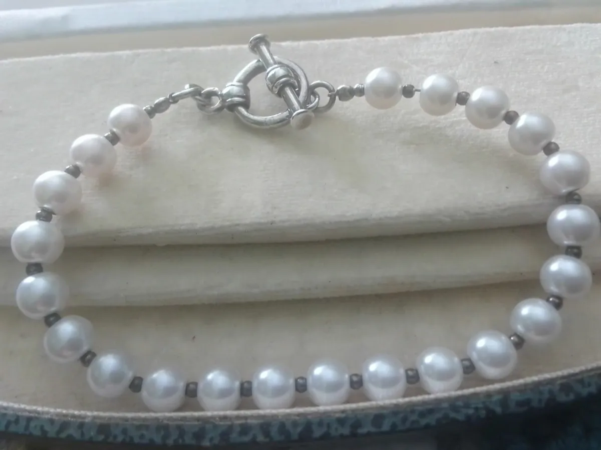 VINTAGE STERLING SILVER FRESHWATER PEARL BRACELET - Image 1