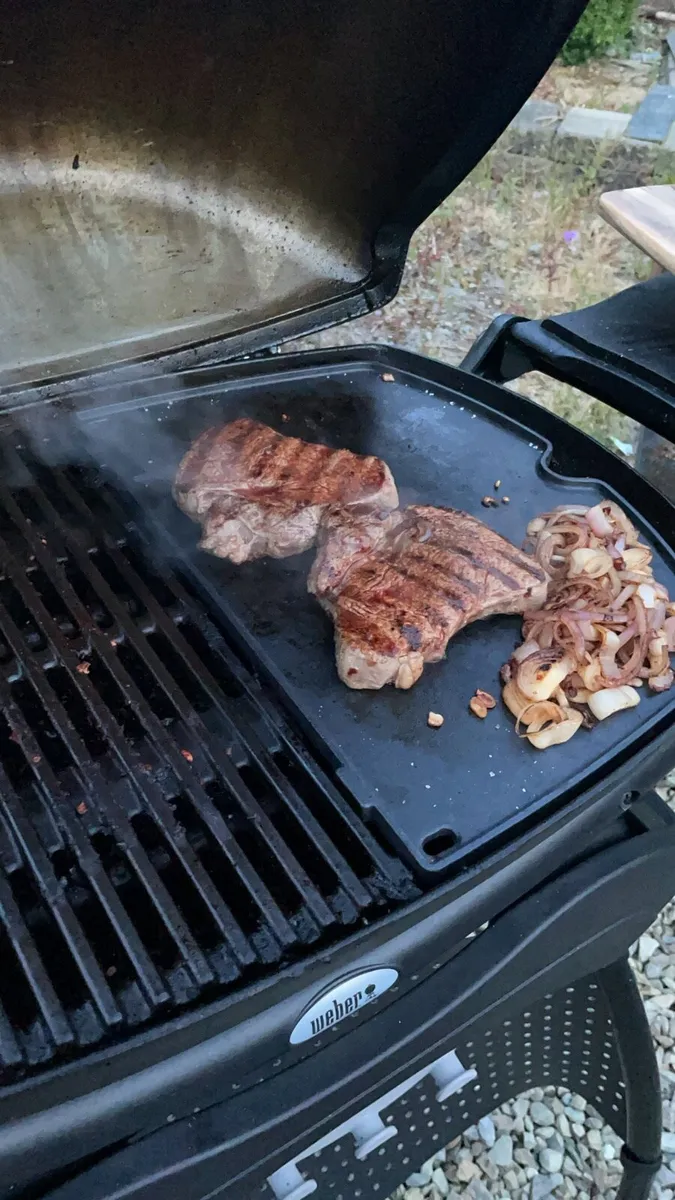 Weber gas barbecue Q2200 €220 - Image 1