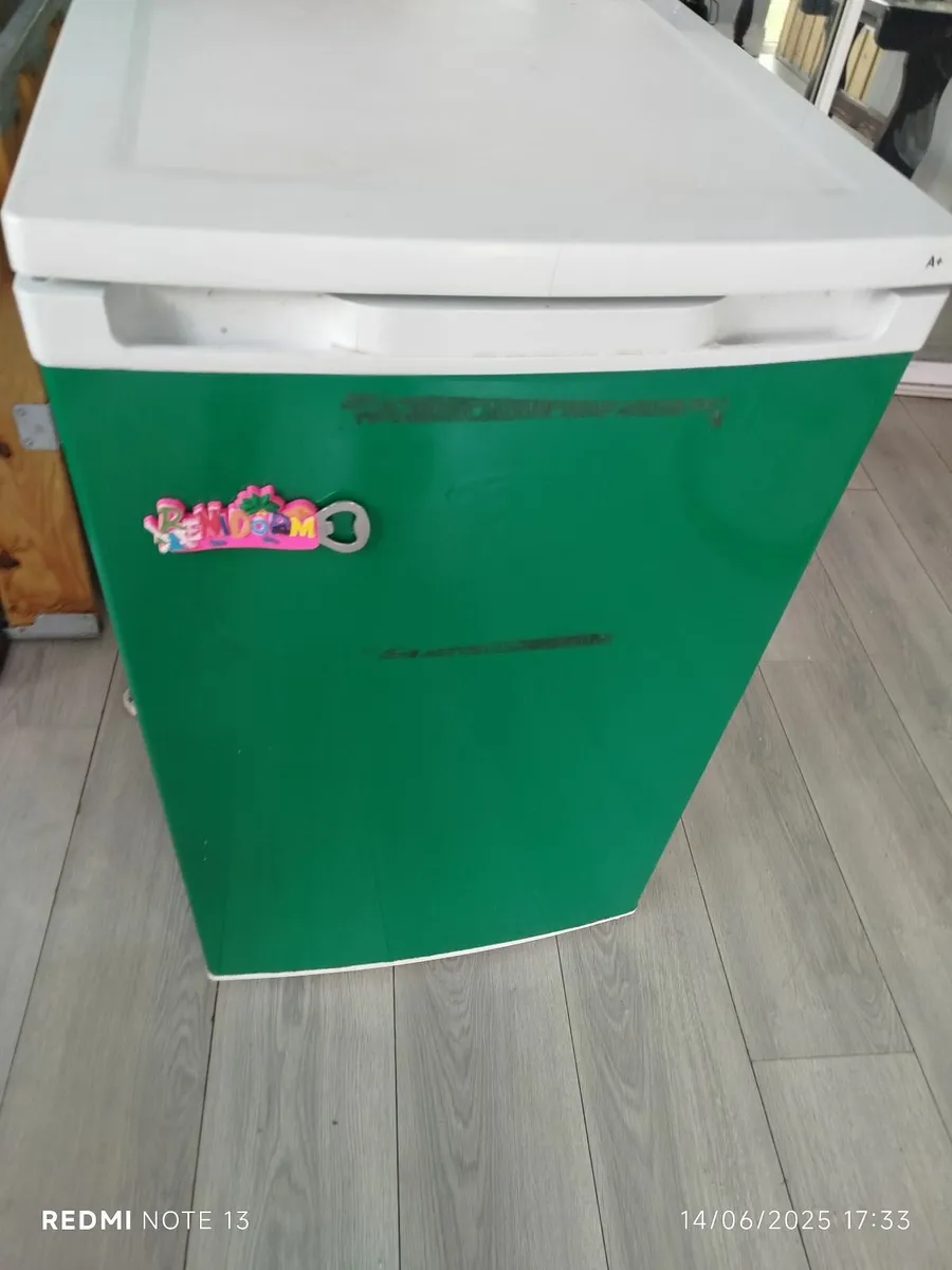 Fridge with small freezer - Image 2
