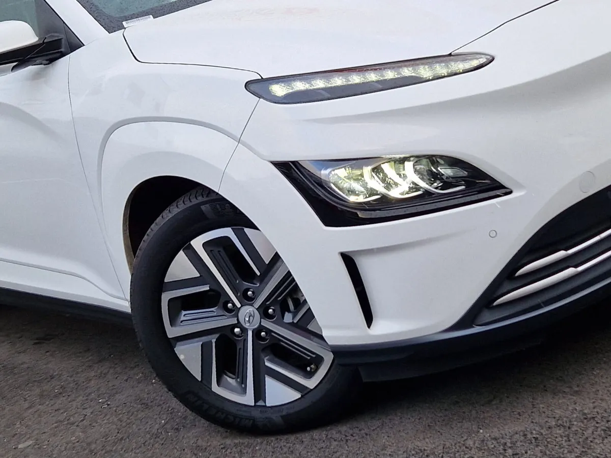 2023 Hyundai Kona Ulitmate, Leatehr, Sunroof - Image 4