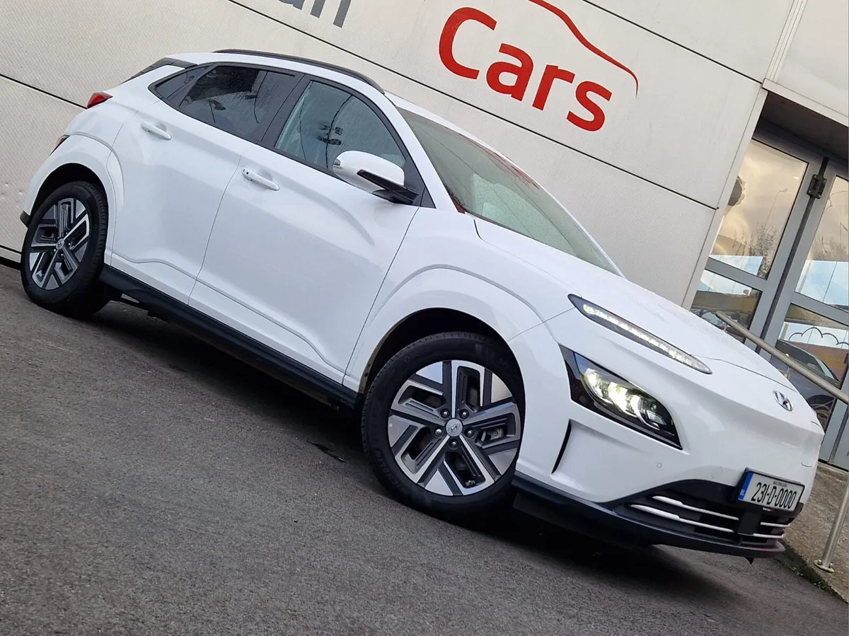 2023 Hyundai Kona Ulitmate, Leatehr, Sunroof - Image 2