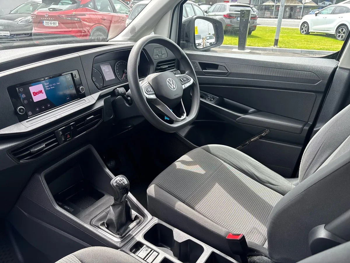 Volkswagen Caddy 2023 TDI 102 HP M6F - Image 3