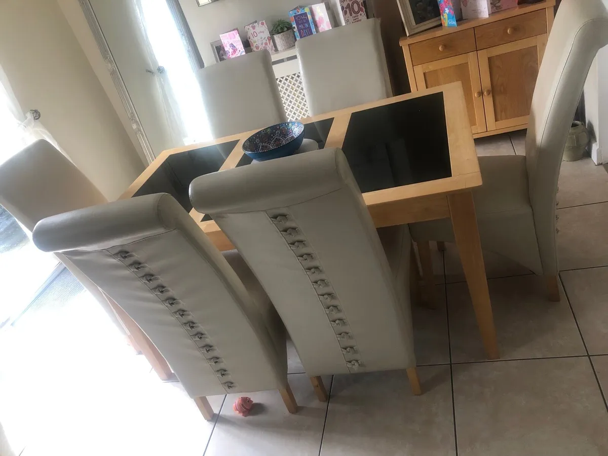 Table and 6 chairs - Image 1