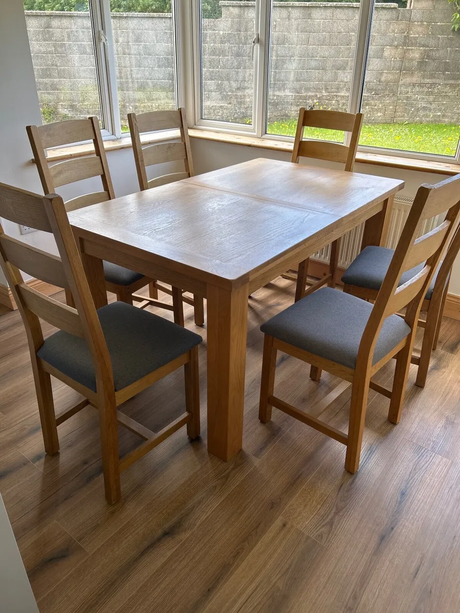 Table and chairs - Image 1