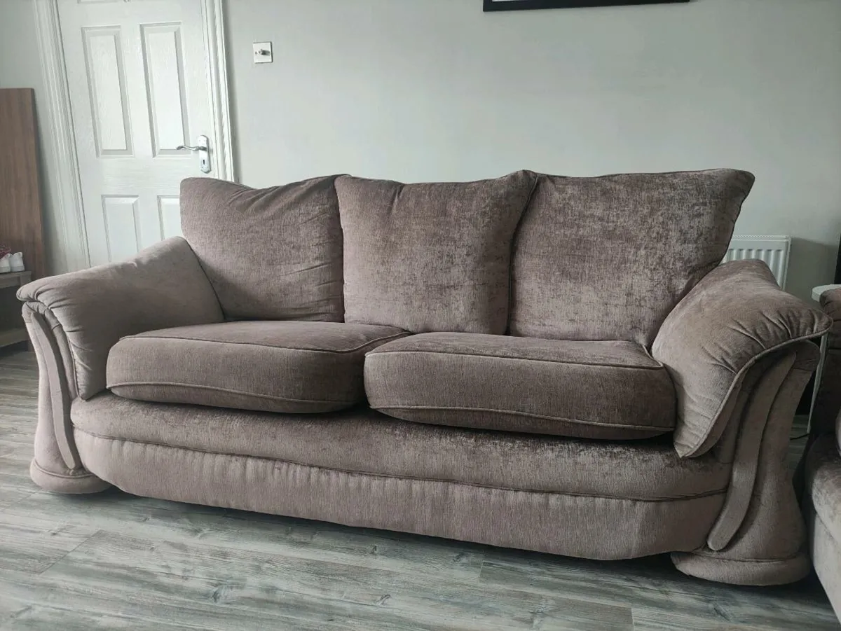 Three piece suite - Image 1