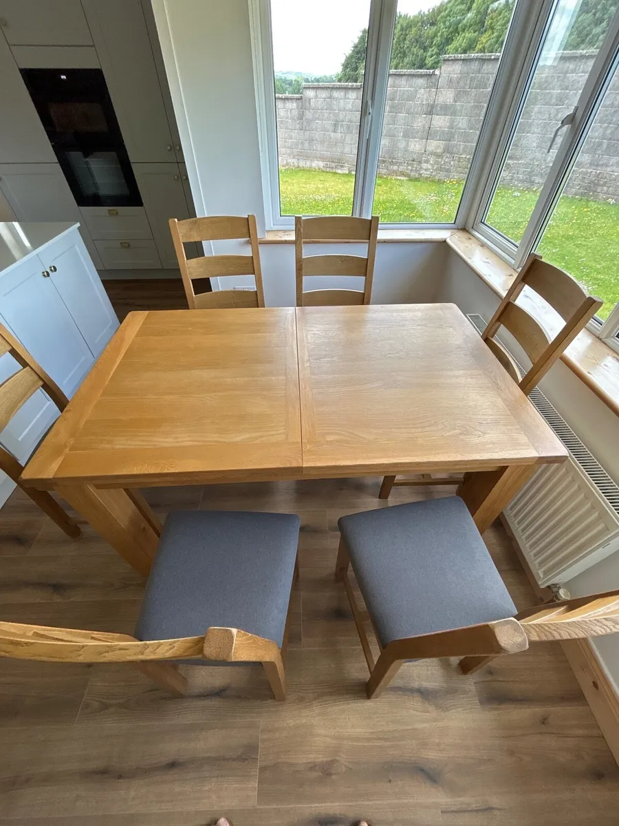 Table and chairs - Image 2