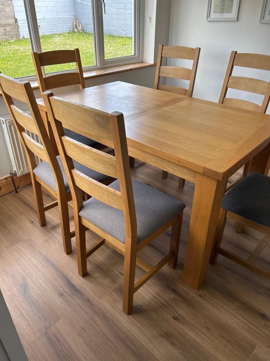 Table and chairs - Image 3
